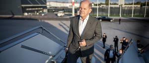 Bundeskanzler Olaf Scholz (SPD) steigt in ein Flugzeug der Flugbereitschaft.