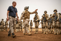 Bundeskanzler Olaf Scholz (SPD) , hier auf Truppenbesuch in Niger, wo die Bundeswehr Mitglieder der Nigrischen Armee ausbildet. Foto: Michael Kappeler/dpa