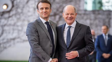 Bundeskanzler Olaf Scholz (SPD, r.) begrüßt Frankreichs Präsident Emmanuel Macron