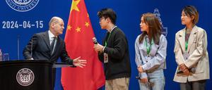 Bundeskanzler Olaf Scholz unterhält sich mit Studierenden an der Tongji-Universität in Shanghai. 