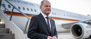 Bundeskanzler Olaf Scholz (SPD) steigt aus einem Airbus der Flugbereitschaft der Luftwaffe nach der Ankunft in den USA. Scholz will US-Präsident Biden im Weißen Haus treffen. 