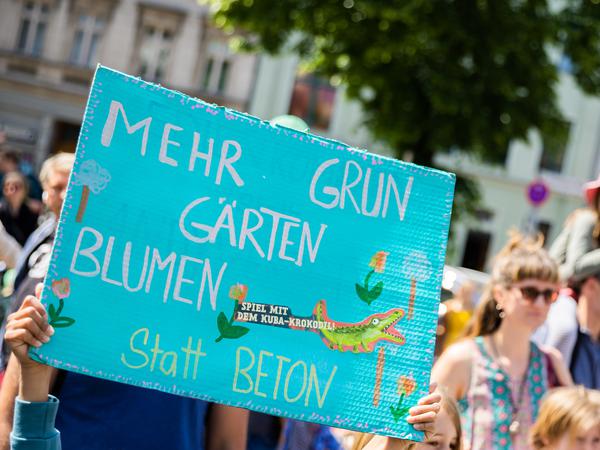 „Mehr Grün, Gärten, Blumen statt Beton“ steht beim Kinderkarneval der Kulturen auf einem Schild. Rund eine halbe Million Menschen werden bis Pfingstmontag zur 25. Ausgabe des Karnevals der Kulturen in Berlin-Kreuzberg erwartet.