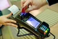 Ein Kunde zahlt in einem Supermarkt mit einer EC-Karte an der Kasse. Foto: dpa/Daniel Karmann
