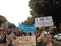 Bi-Furious statt Bi-Curious: Bisexuelle demonstrieren auf dem Kreuzberger CSD. Foto: Tilmann Warnecke