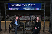 Startbahnhof Heidelberger Platz: Tagesspiegel-Redakteurin Ann-Kathrin Hipp und Strafverteidiger Stefan Conen vor der Berlinrunde. Foto: Doris Spiekermann-Klaas TSP