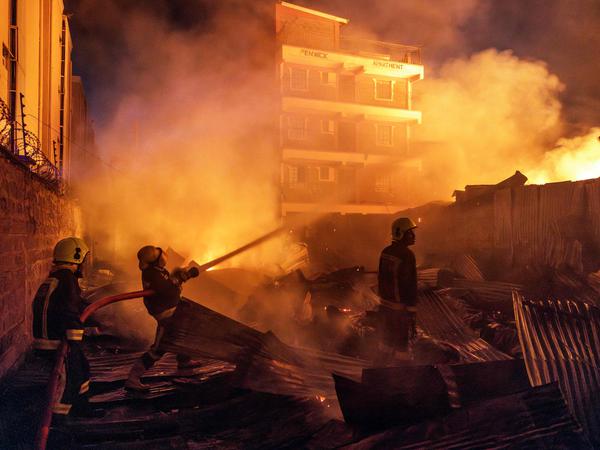 Feuerwehrleute bekämpfen am 2. Februar 2024 einen Brand im Stadtteil Embakasi in Nairobi, nachdem ein Lkw explodiert war.