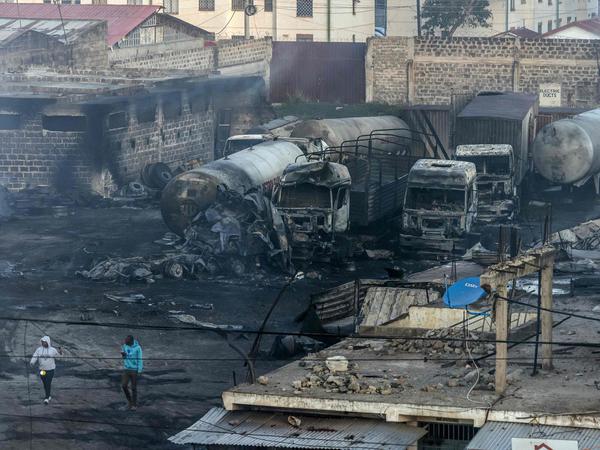 Die Trümmer von verbrannten Lastwagen und Tankwagen einen Tag nach einer Gasexplosion im Stadtteil Embakasi in Nairobi. 