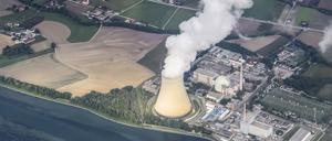 Dampf quillt aus dem Kühlturm des Kernkraftwerkes Isar 2