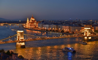 Nächtliche Pracht. Das ungarische Parlament, von Budapests berühmter Kettenbrpcke über die Donau aus betrachtet. Foto: imago/Schöning