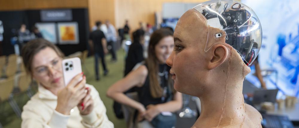 Der humanoide Roboter Sophia (r) wird während des «AI for Good Global Summit» vorgestellt. 