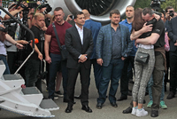 Der ukrainische Regisseur Oleg Senzow (rechts) begrüßt seine Tochter. Der ukrainische Präsident Selenski (im dunklen Anzug) hatte die Freilassung ausgehandelt. Foto: imago images / ITAR-TASS