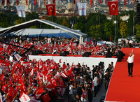 Kemal Kilicdaroglu wird auf den letzten Metern seines Marsches für Gerechtigkeit von seinen Anhängern gefeiert. Foto: Reuters