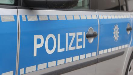 Schriftzug „Polizei“ an einem Dienstauto der Polizei. (Symbolbild) 