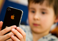 Der stete Blick aufs Handy kann vor allem bei Kindern zu Kurzsichtigkeit führen - und nicht nur im übertragenen Sinne. Foto: Ole Spata/dpa