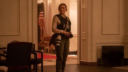 Zerrissene Nation. Die Kriegsberichterstatterin Lee (Kirsten Dunst) im Westflügel des Weißen Hauses.