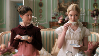 Beim High Tea: Mia Goth (links) als Harriet Smith und Anya Taylor-Joy als Emma Woodhouse. Foto: Universal