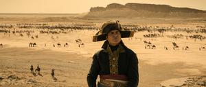 HANDOUT - 15.11.2023, ---: Joaquin Phoenix als Napoleon in einer Szene des Films «Napoleon» (undatierte Filmszene). Der Film kommt am 23.11.2023 in die deutschen Kinos. (zu dpa Kinostarts). Foto: -/Apple TV+/dpa - ACHTUNG: Nur zur redaktionellen Verwendung bis zum 22.02.2024 im Zusammenhang mit einer Berichterstattung über den Film und nur mit vollständiger Nennung des vorstehenden Credits +++ dpa-Bildfunk +++