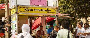 Kiosk der Solidarität, konzipiert vom BUA-Forschungsprojekt "Transforming Solidarities" und kuratiert vom Architekten Moritz Ahlert, im Sommer 2023 Berlin. C: Monika Keiler