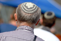 Ein Mann mit Kippa nimmt an einer Kundgebung gegen Antisemitismus teil. Foto: dpa