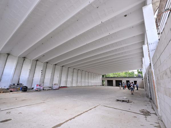 Die alte Sporthalle der Rosa-Luxemburg-Schule wird um ein drittes Feld erweitert. Die typischen HP-Schalen bleiben erhalten. 