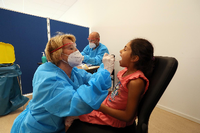Mach mal "Aaaah": Potsdamer Kitakinder werden auf das Coronavirus getestet. Foto: Ottmar Winter