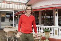 Der Kläger: Marco Ceccaroli, Gastwirt aus Travemünde, vor dem Eingang seines Restaurants „Bellavista“. Foto: dpa/Axel Heimken