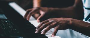 Zwei Prozent der Berufsmusiker leiden unter Verkrampfungen der Finger beim Spielen.
