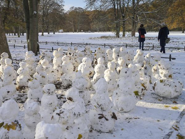 Im Tiergarten in Berlin stehen viele kleine Schneemänner. 
