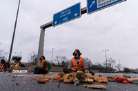 Gegen Lebensmittelverschwendung. Klimaaktivisten der Gruppe "Aufstand der letzten Generation" auf der Fahrbahn der Autobahn A100 vor der Ausfahrt Beusselstraße. Foto: dpa