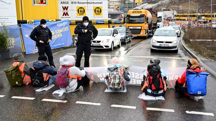 Klimaaktivisten blockieren eine Bundesstraße in Baden-Württemberg. 