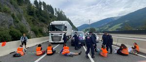 Klimaaktivisten der Gruppierung «Letzte Generation» blockieren die Brennerautobahn (A13) in Tirol nahe Matrei am Brenner. 