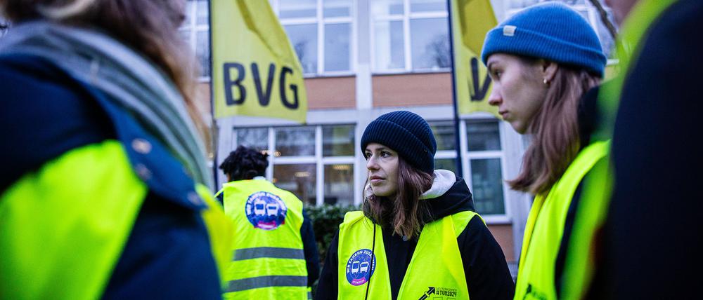 Klimaaktivistin Luisa Neubauer beim Warnstreik der Gewerkschaft ver.di im öffentlichen Personennahverkehr am 02. Februar 2024 in Berlin. Betroffen in der Stadt sind die Berliner Verkehrsbetriebe BVG. BVG Streik in Berlin.