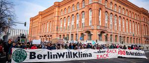 Aktivisten von Fridays for Future gehen vor dem Roten Rathaus auf einer Demonstration unter dem Motto „#BerlinWillKlima“ mit einem Banner durch Berlin-Mitte.