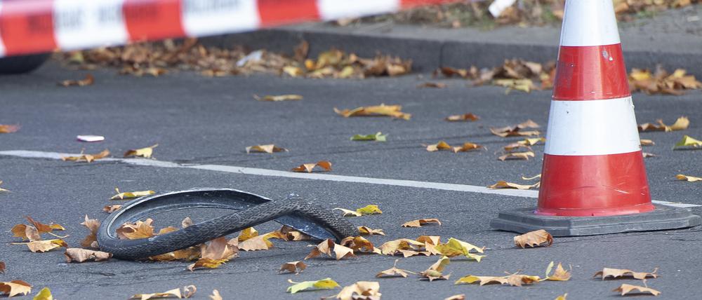 Das Rad eines Fahrrades liegt auf der Bundesallee in Berlin-Wilmersdorf. Eine Radfahrerin ist bei dem Verkehrsunfall mit einem Lastwagen ums Leben gekommen. 