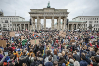 Etliche Demonstrationen finden am Wochenende in Berlins statt. Beim Klimastreik wird Greta Thunberg wird erwartet. Foto: Michael Kappeler/dpa