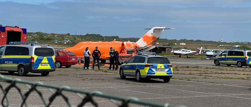 Die Aktivisten der Gruppe „Letzte Generation“ drangen unter anderem auf das Gelände eines Flughafens ein und besprühten einen Privatflieger mit oranger Farbe. 
