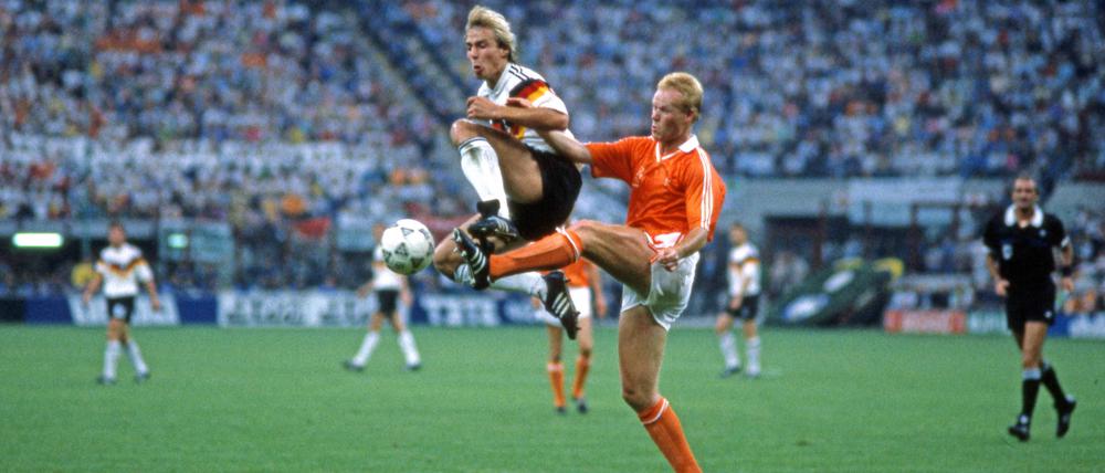 Jürgen Klinsmann (l.) während seines vielleicht größten Spiels: 1990 gegen Holland.