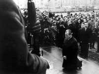 Der historische Kniefall von Bundeskanzler Willy Brandt am Mahnmal des Warschauer Ghettos am 7. Dezember 1970 - vor genau 50 Jahren. Die Opfer der Ghettos mussten lange auf finanzielle Anerkennung warten. Foto: dpa