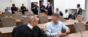 02.11.2023, Nordrhein-Westfalen, Köln: Die Angeklagten warten mit ihren Rechtsanwälten auf den Beginn des Prozesses. 