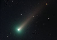Komet schießt an der Erde vorbei