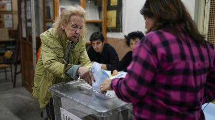 Eine Frau wählt in einem Wahllokal in Istanbul für die Kommunalwahl. 