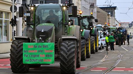 Brandenburg, Cottbus: Landwirte kommen mit Traktoren zu einer Demonstration (Archivbild vom 27.02.2024).