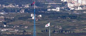 Die Flaggen von Nordkorea (hinten) und Südkorea (vorn) im Grenzgebiet flattern im im Wind. 