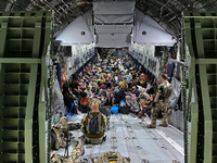 Evakuierte aus Kabul nach der Landung in Taschkent an Bord einer Bundeswehr-Maschine Foto: dpa/Marc Tessensohn/Bundeswehr