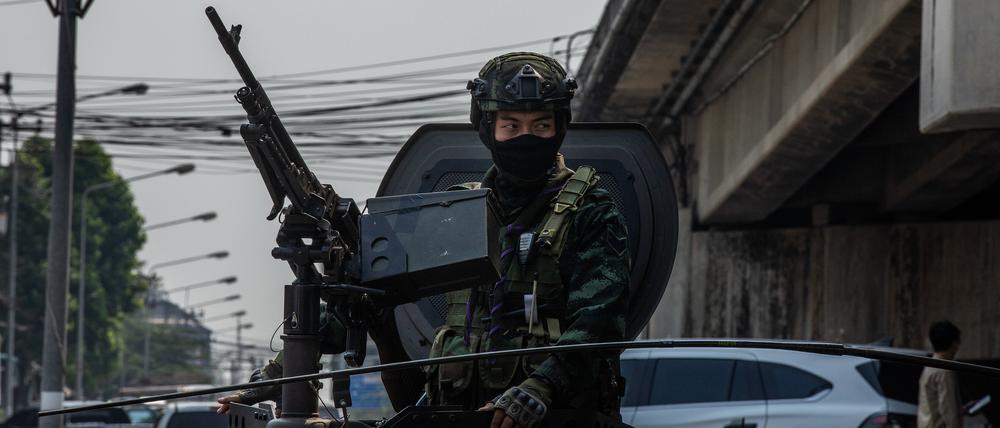 Ein thailändischer Soldat schaut in dem Ort an der Grenze zu Manmar aus einem gepanzerten Fahrzeug.