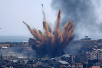 Rauch steigt in Gaza nach einem israelischen Luftangriff auf. Foto: dpa/ Hatem Moussa