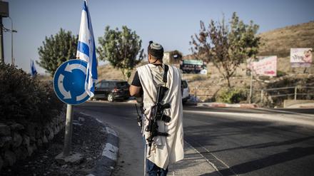 Ein israelischer Siedler am Haupteingang der palästinensischen Stadt Nablus im nördlichen Westjordanland.