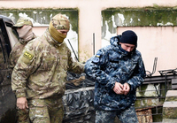 Ein gefangener ukrainischer Matrose wird abgeführt. Foto: dpa