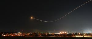 Israels Iron-Dome-Raketenabwehrsystem wird gegen eine Rakete eingesetzt.