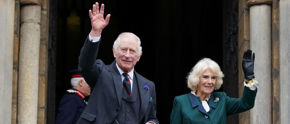 Geübt im Winken. König Charles III. und Königin-Gemahlin Camilla können aber auch Hände schütteln. 